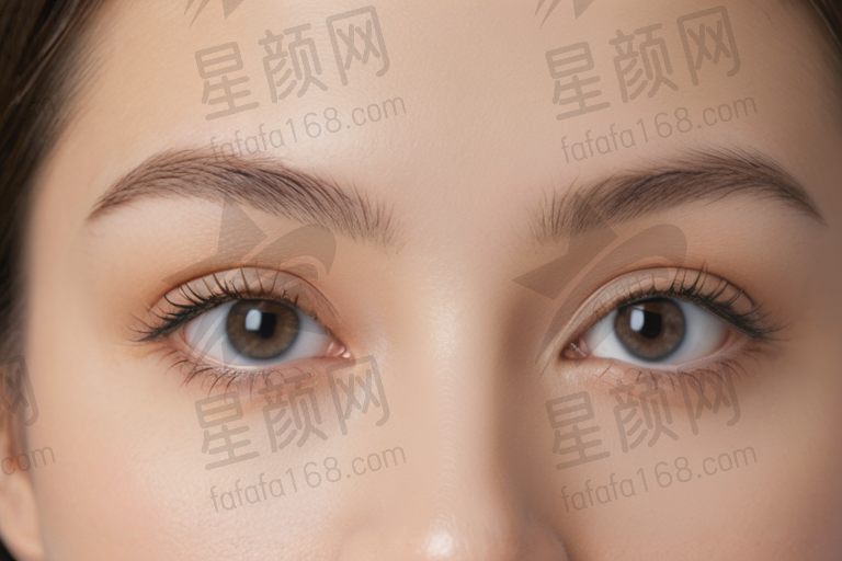 陈蓓莉医生在淮南泽明眼科医院提供晶体植入手术，起价为29600元，TICL晶体费用为33600元，全飞秒手术价格为14800元。