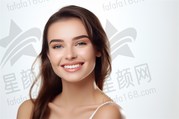 享受美丽新体验！北京瑞丽诗医疗美容门诊部睫毛种植现价仅需4800元起，原价6000元起。